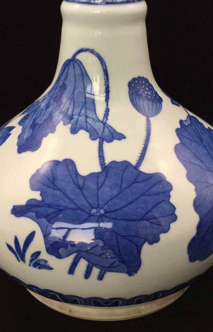 英国回流的清代青花荷花莲子瓶图4