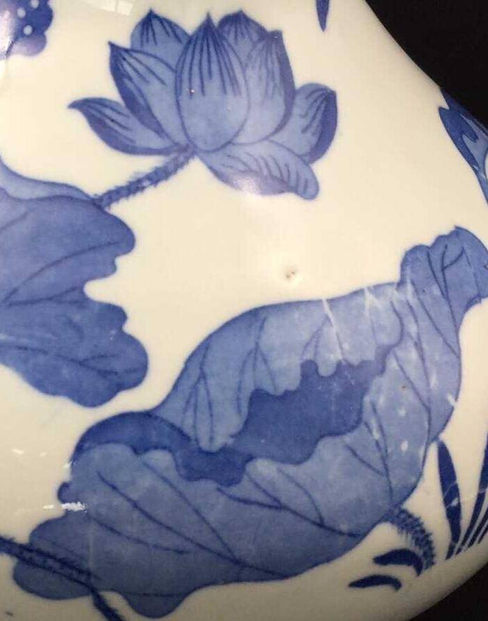 英国回流的清代青花荷花莲子瓶图2