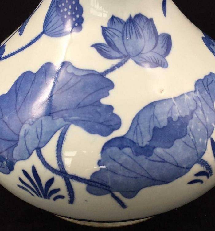 英国回流的清代青花荷花莲子瓶图3
