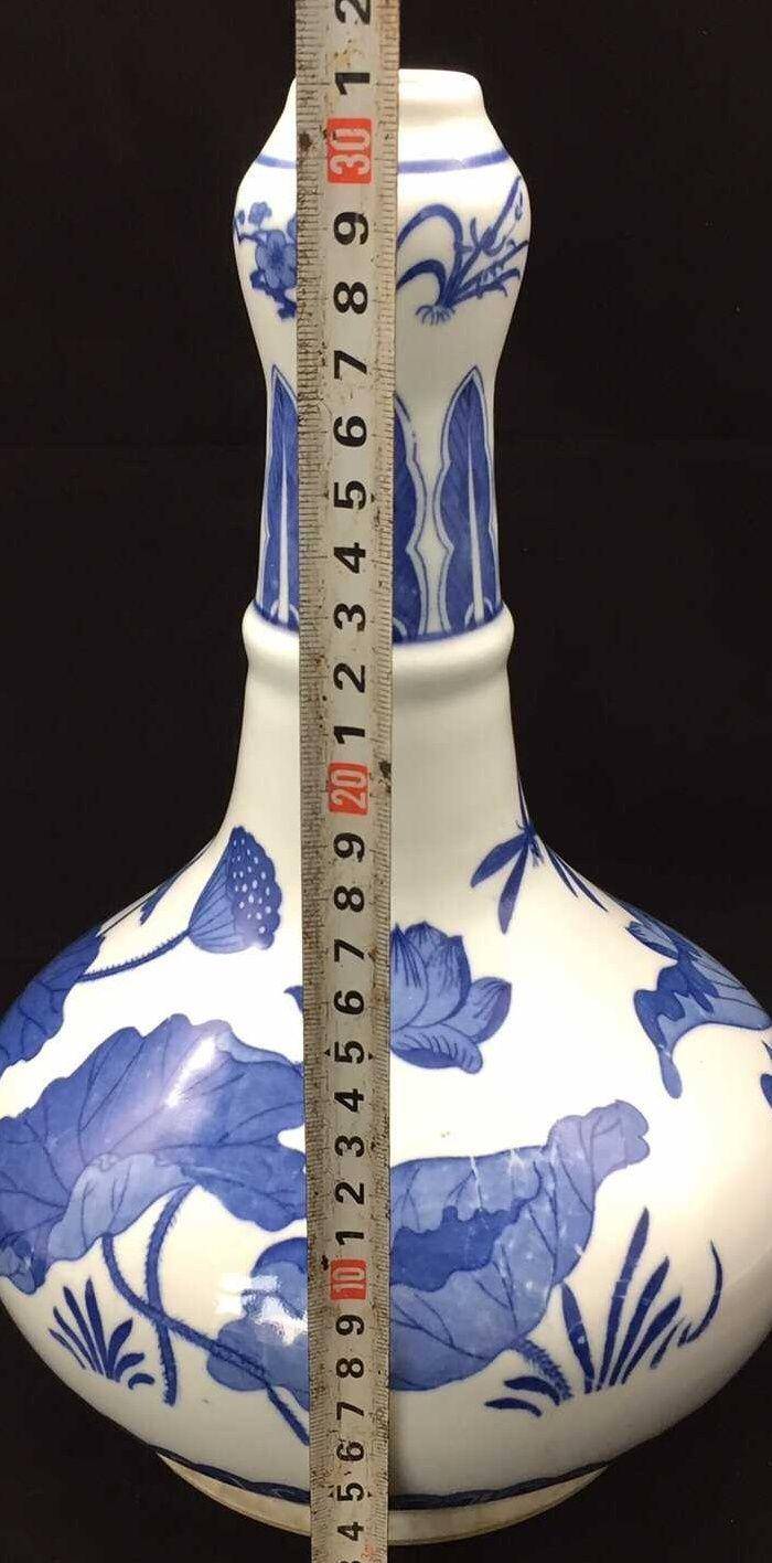 英国回流的清代青花荷花莲子瓶图6