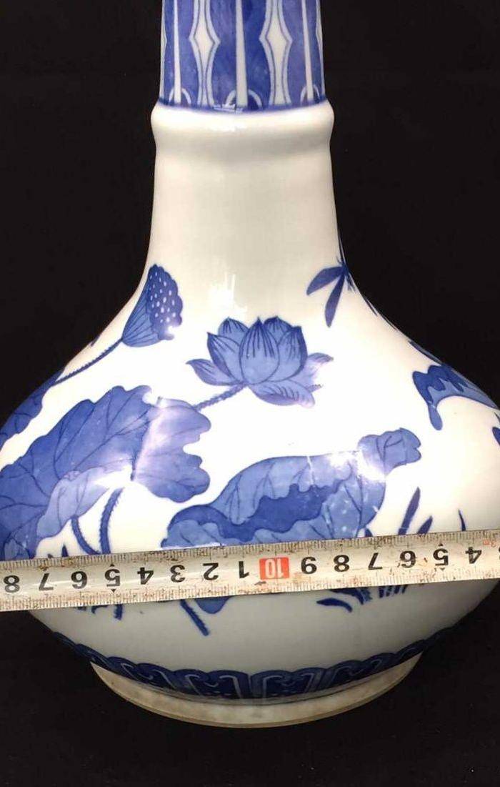 英国回流的清代青花荷花莲子瓶图5