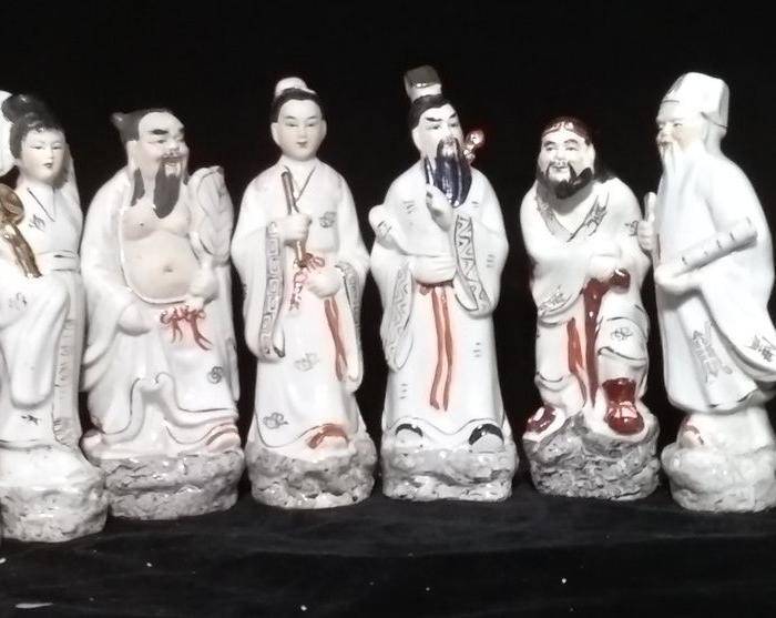 英国回流的描金八仙人物瓷塑一套图2