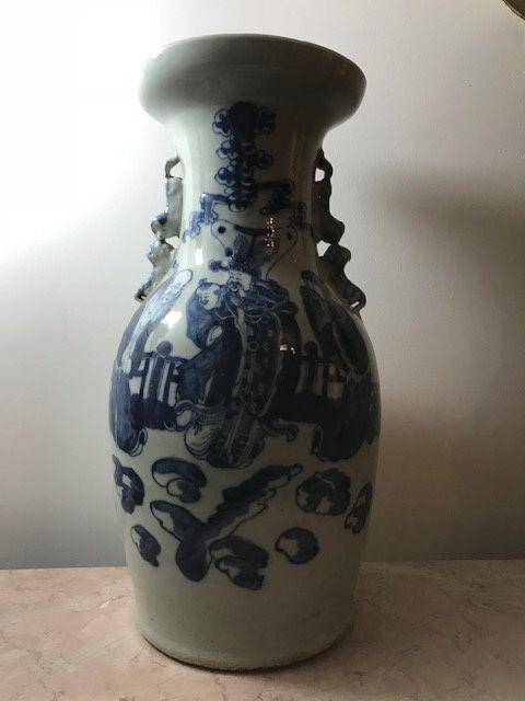 7465 欧洲回流清晚青花兽耳人物盘口瓶图2