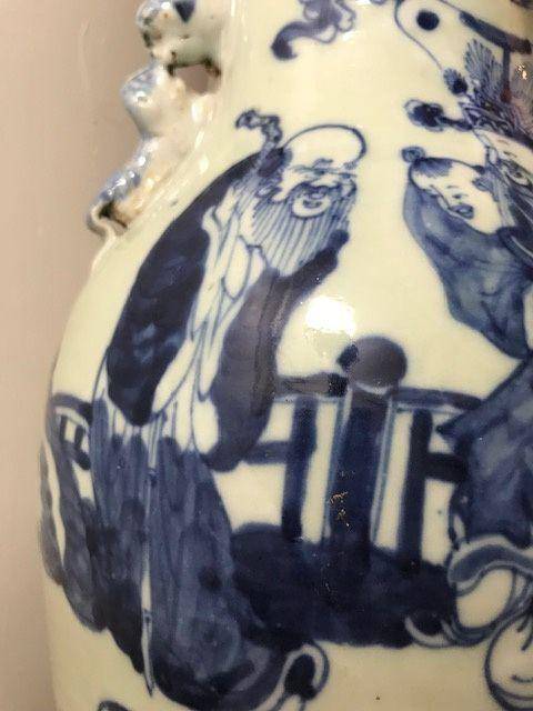 7465 欧洲回流清晚青花兽耳人物盘口瓶图6