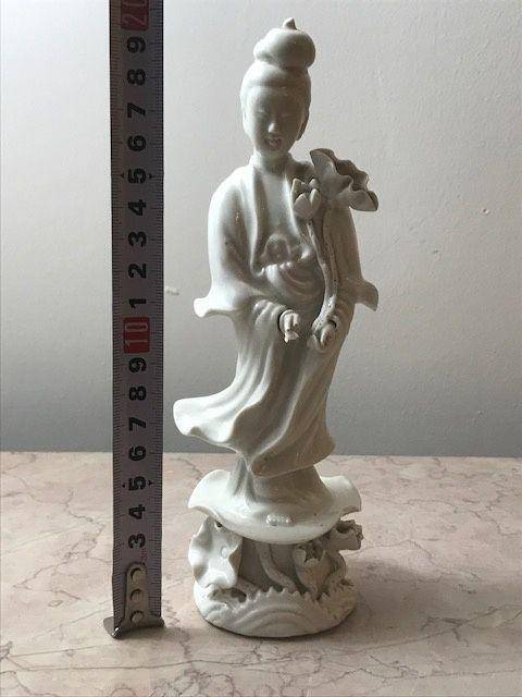7465 欧洲回流清晚青花兽耳人物盘口瓶图11