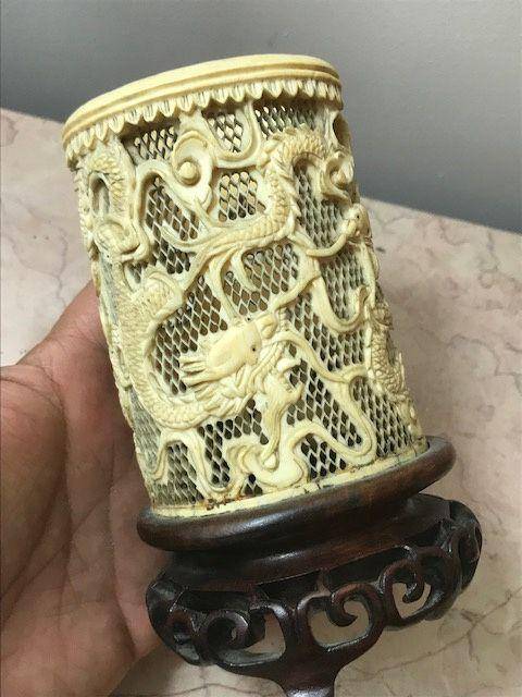 7530 欧洲回流龙纹笔筒图2