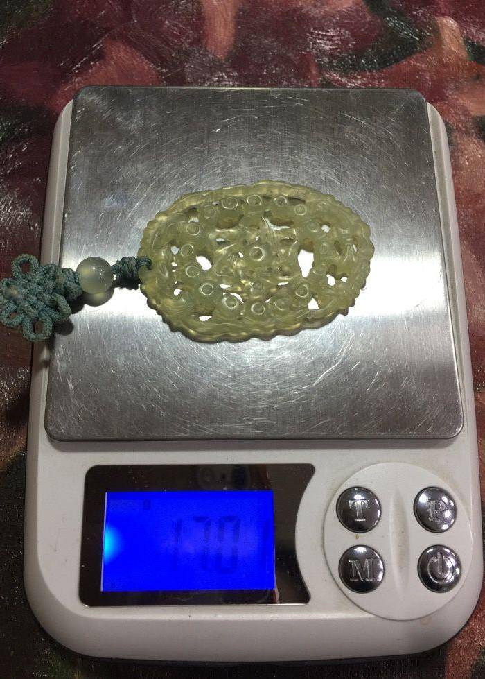 8109欧洲回流镂空雕刻青白玉把件图9