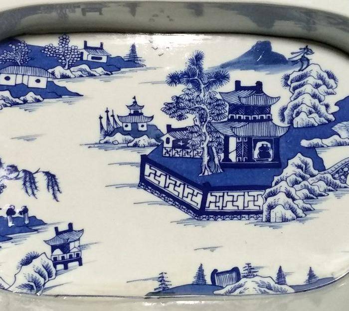 英国回流的清代青花山水双层大盘图2