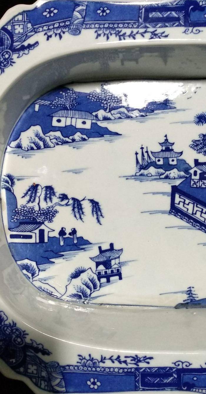 英国回流的清代青花山水双层大盘图3
