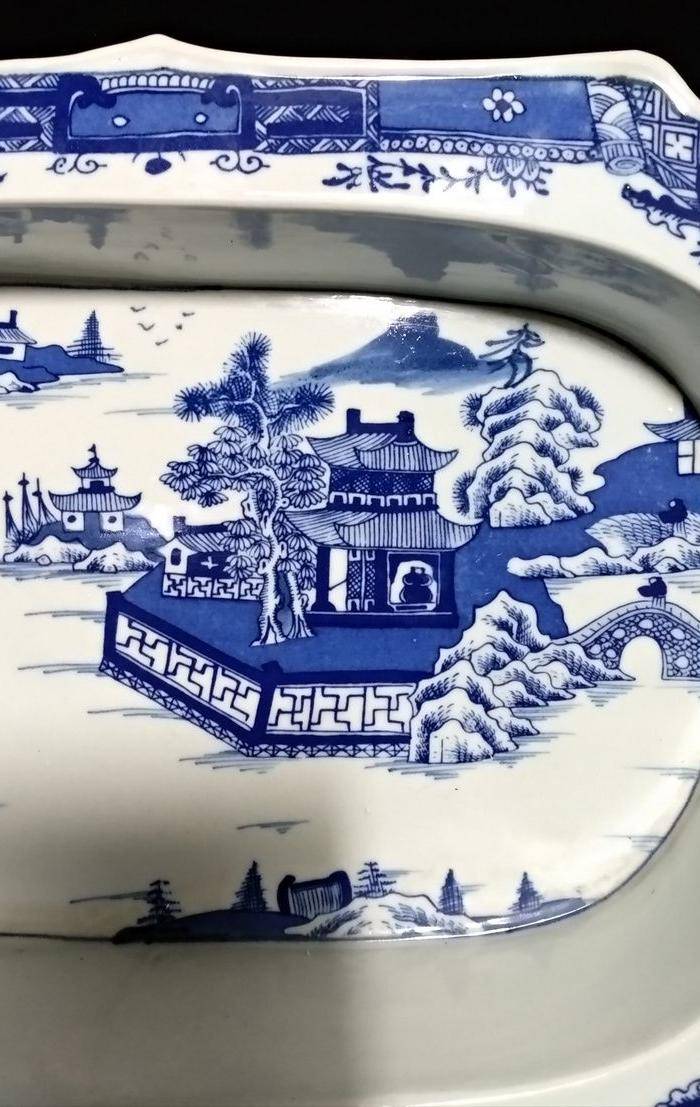 英国回流的清代青花山水双层大盘图4