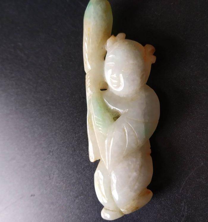清代翡翠玉 持莲童子图5
