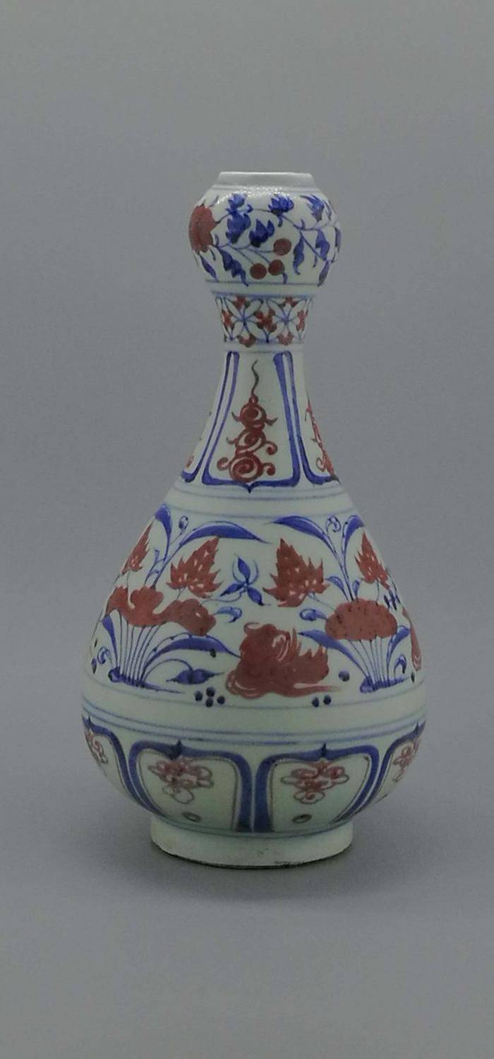 青花釉里红缠枝莲鸳鸯戏水纹蒜头瓶图2