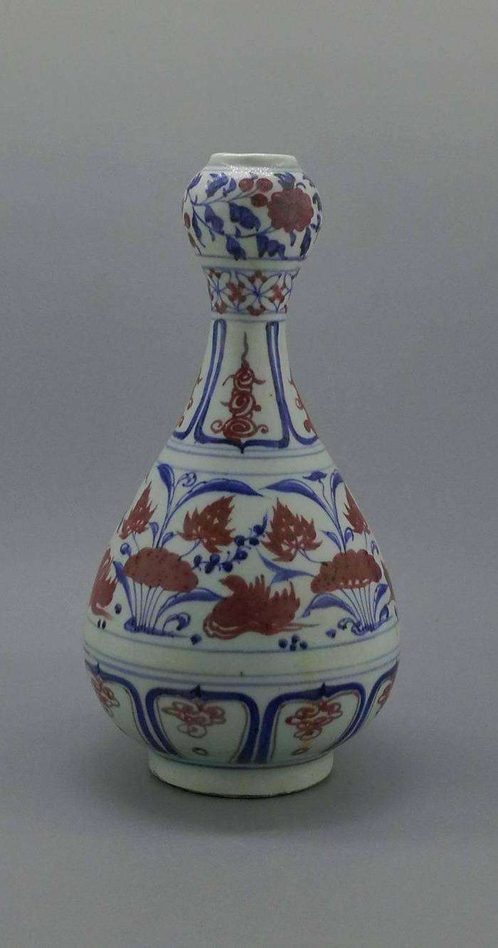 青花釉里红缠枝莲鸳鸯戏水纹蒜头瓶图3