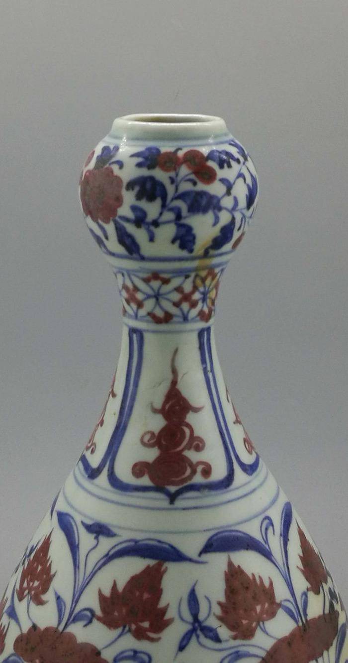 青花釉里红缠枝莲鸳鸯戏水纹蒜头瓶图4