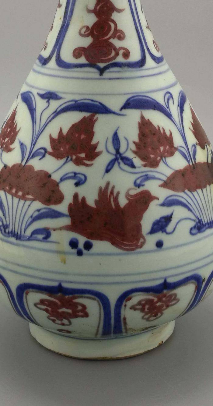 青花釉里红缠枝莲鸳鸯戏水纹蒜头瓶图5