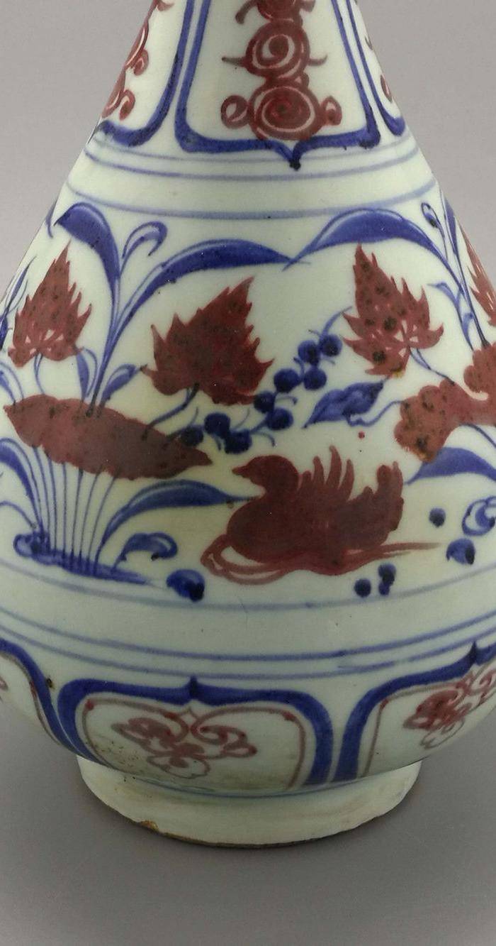 青花釉里红缠枝莲鸳鸯戏水纹蒜头瓶图6