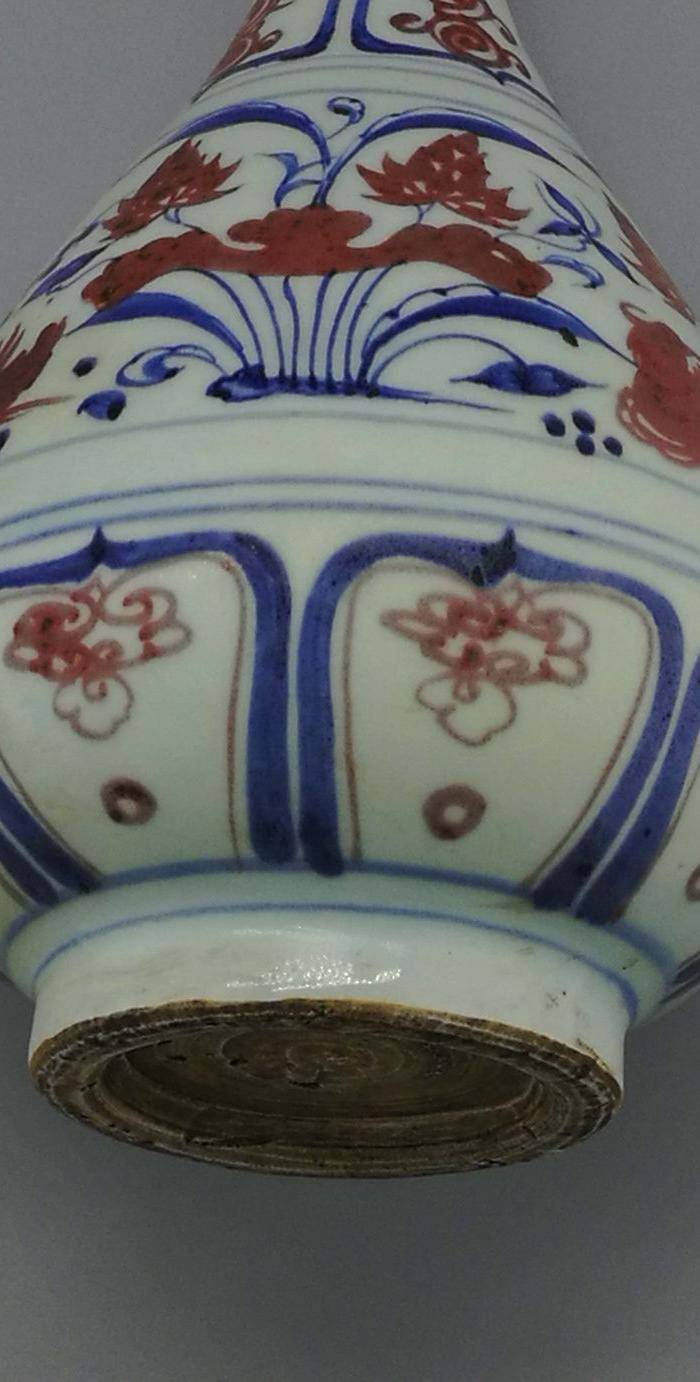 青花釉里红缠枝莲鸳鸯戏水纹蒜头瓶图7