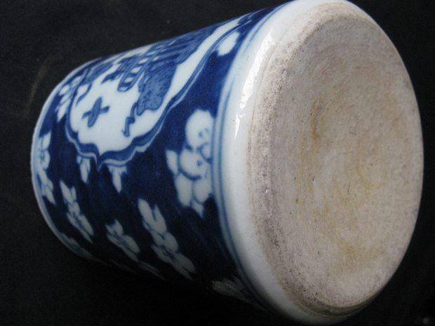 青花冰梅开窗博古纹笔筒图3