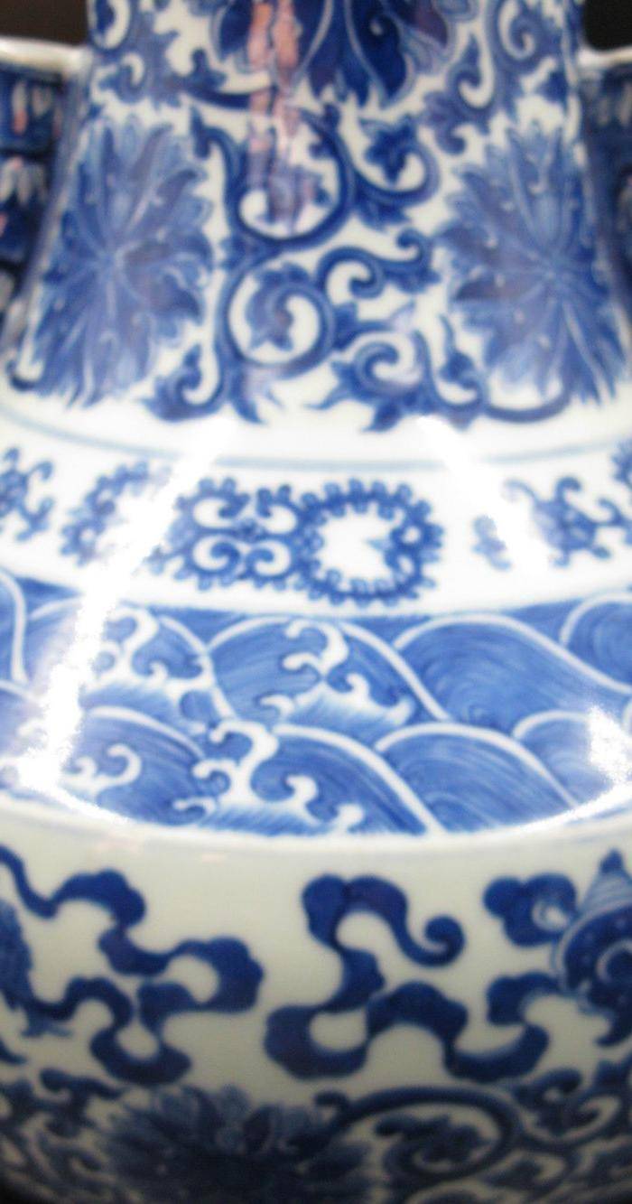 欧洲回流 青花缠枝莲纹贯耳瓶图3