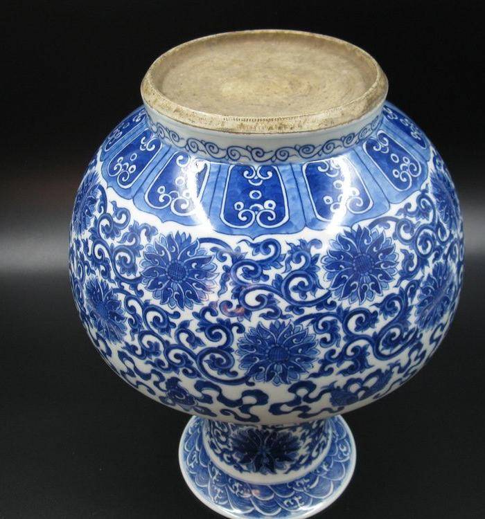 欧洲回流 青花缠枝莲纹贯耳瓶图4