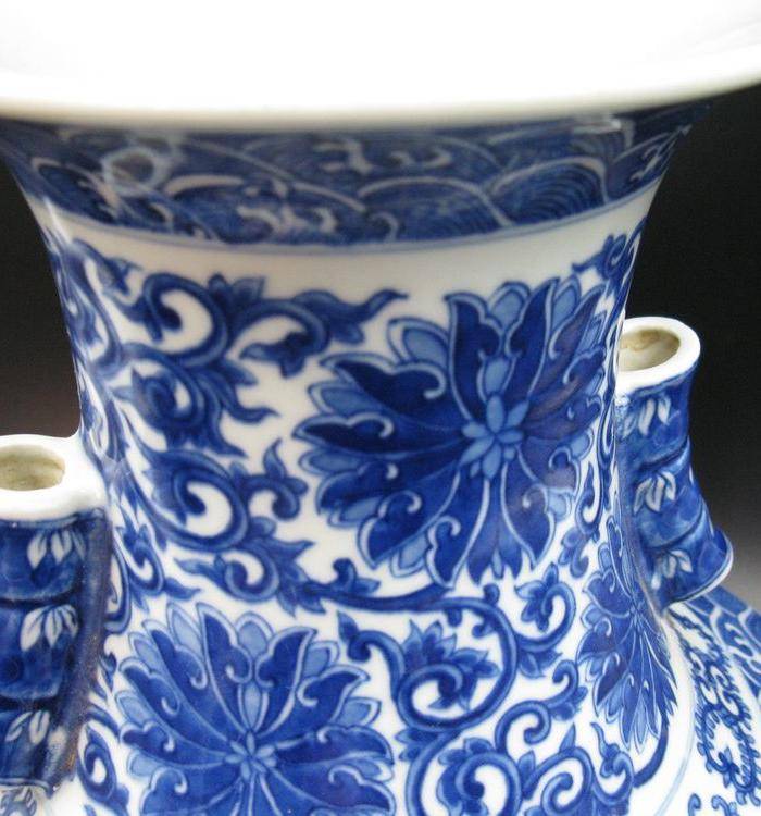 欧洲回流 青花缠枝莲纹贯耳瓶图6