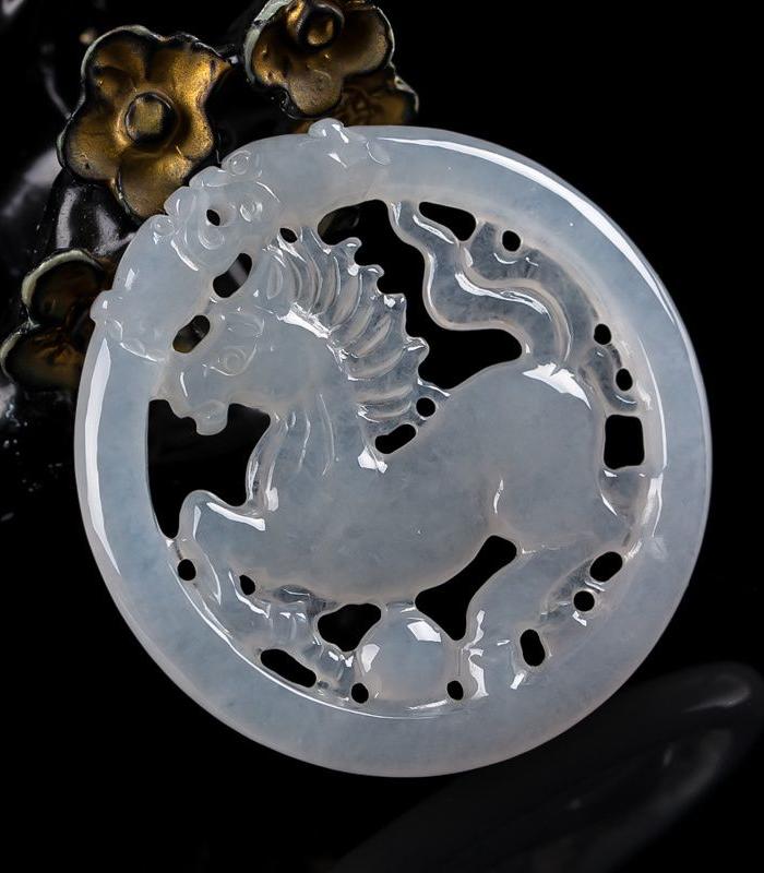 自然光实拍!天然A货冰种马到成功吊坠