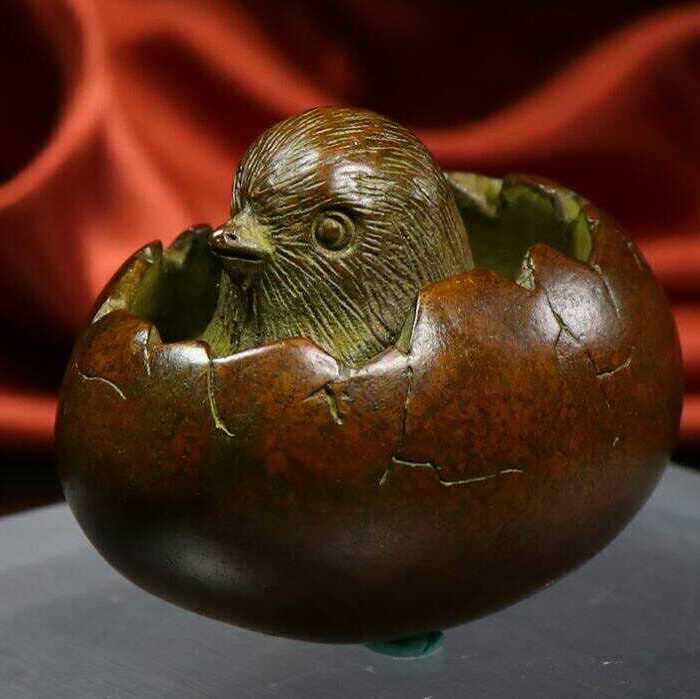 精品铜雕小鸡破壳而出摆件图4