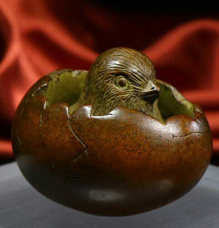 精品铜雕小鸡破壳而出摆件图5