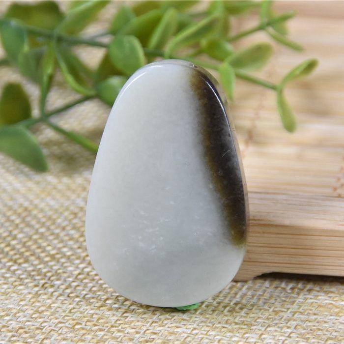 和田玉 黑皮料 俏色 大慈悲观音图6
