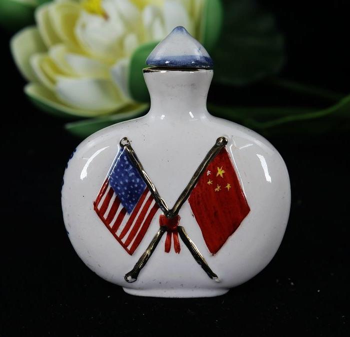 文革时期粉彩中美友好鼻烟壶