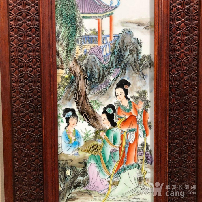 《王大凡》作品红木卷轴雕金钱镶瓷板画十二金钗
