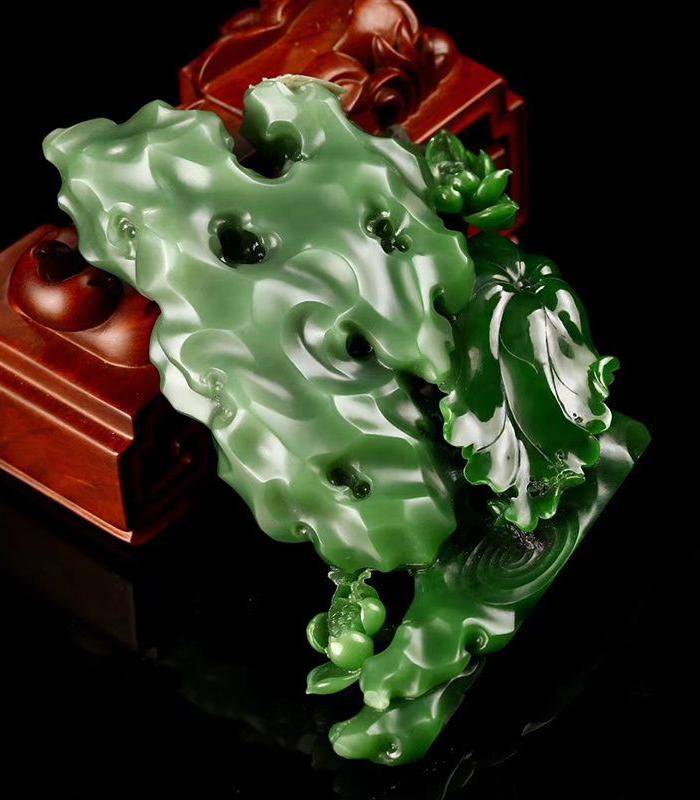 和田玉俄碧 荷摆件 白加绿老料雕刻 荷塘春色太湖石 大师精品收藏图2