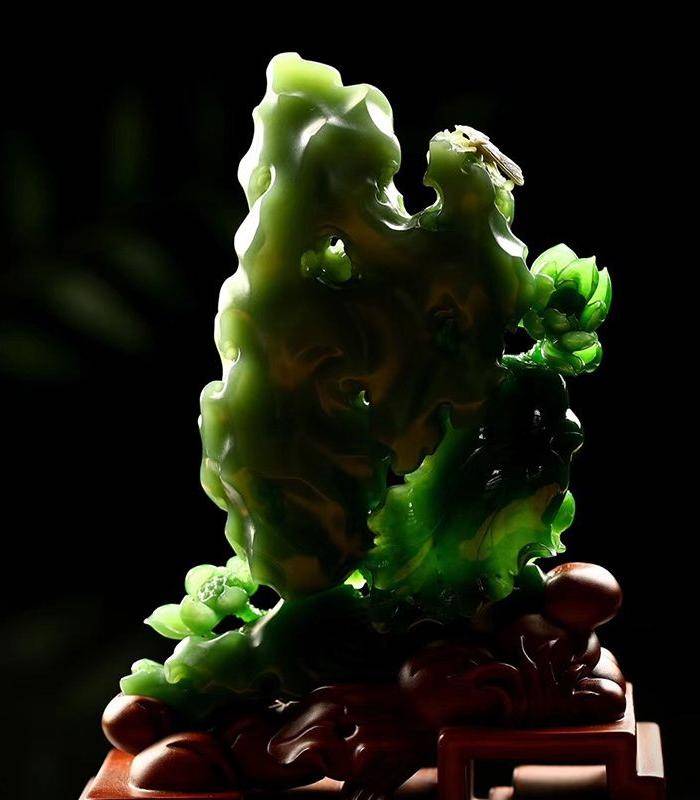 和田玉俄碧 荷摆件 白加绿老料雕刻 荷塘春色太湖石 大师精品收藏图5