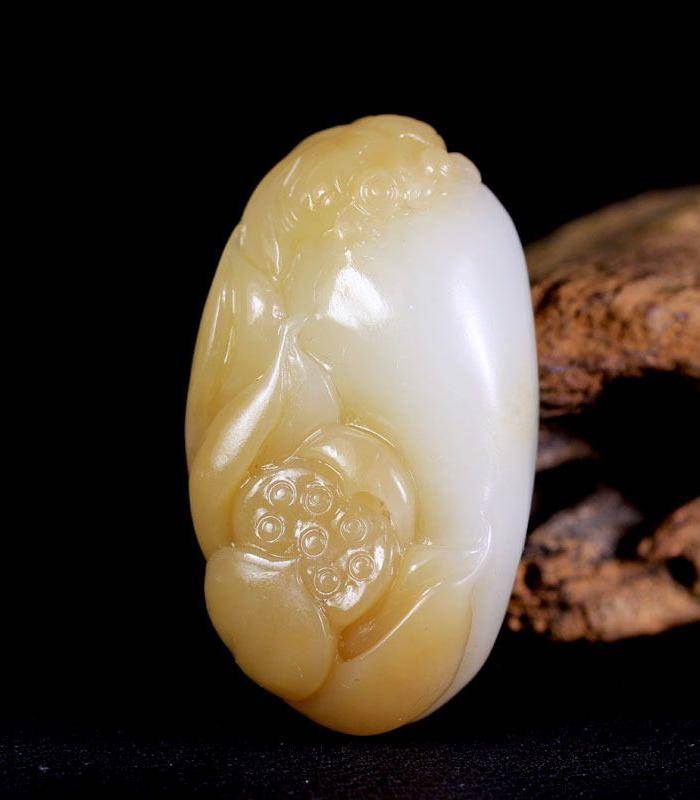 天然正品 苏工精雕 新疆和田玉糖白玉把件 一品清莲图2