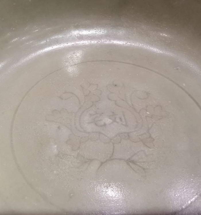 明.带明纹刻花龙泉窑碗图3