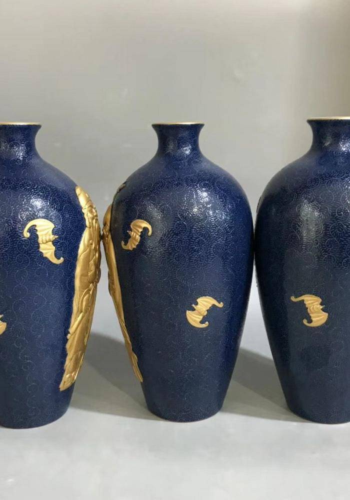 精品本金浮雕霁蓝釉爬花福禄寿梅瓶一套图2