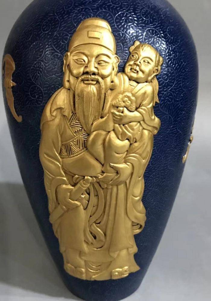 精品本金浮雕霁蓝釉爬花福禄寿梅瓶一套图7
