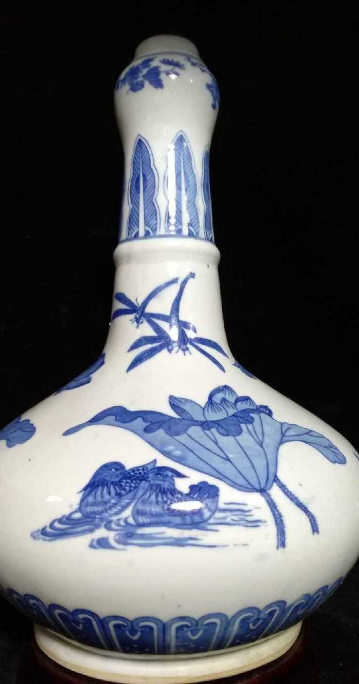 英国回流的清代青花荷花莲子瓶图10