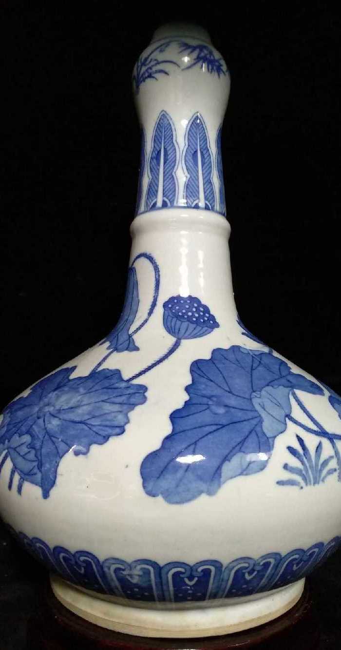 英国回流的清代青花荷花莲子瓶图11