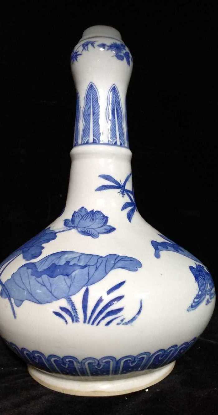 英国回流的清代青花荷花莲子瓶图12