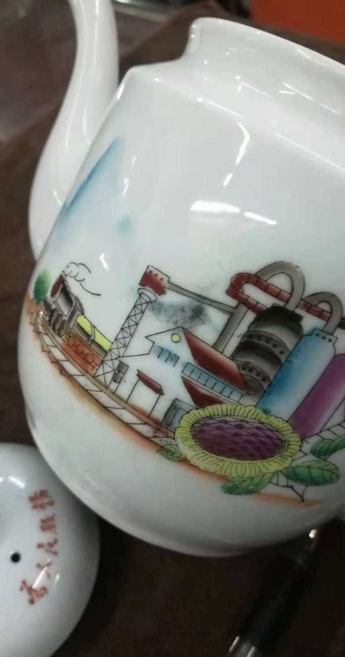 文革时期精美瓷壶一个图2