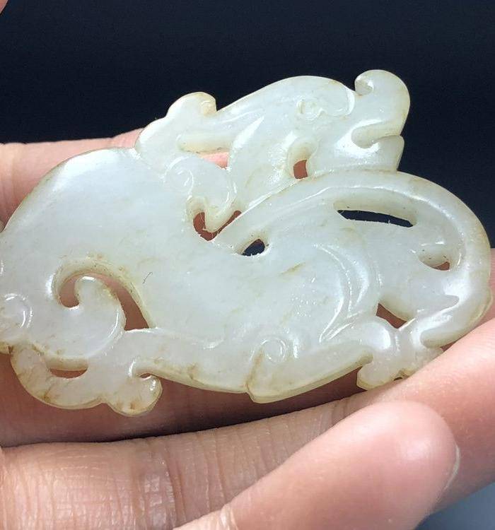 精品 清代老和田白玉龙形玉佩图7