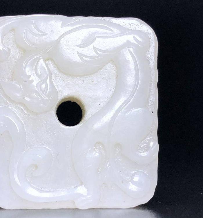 精品 台湾回流 收藏级清代老和田白玉高浮雕魑龙玉佩图2