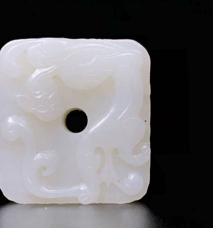 精品 台湾回流 收藏级清代老和田白玉高浮雕魑龙玉佩图3