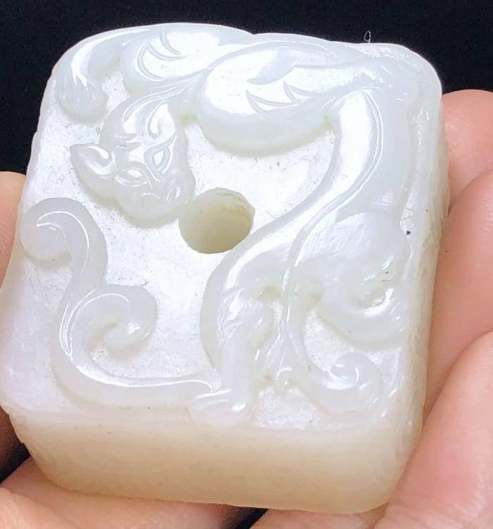 精品 台湾回流 收藏级清代老和田白玉高浮雕魑龙玉佩图7