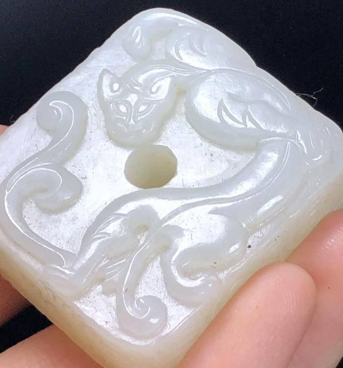 精品 台湾回流 收藏级清代老和田白玉高浮雕魑龙玉佩图8