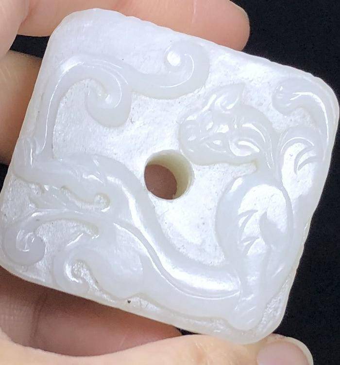 精品 台湾回流 收藏级清代老和田白玉高浮雕魑龙玉佩图9