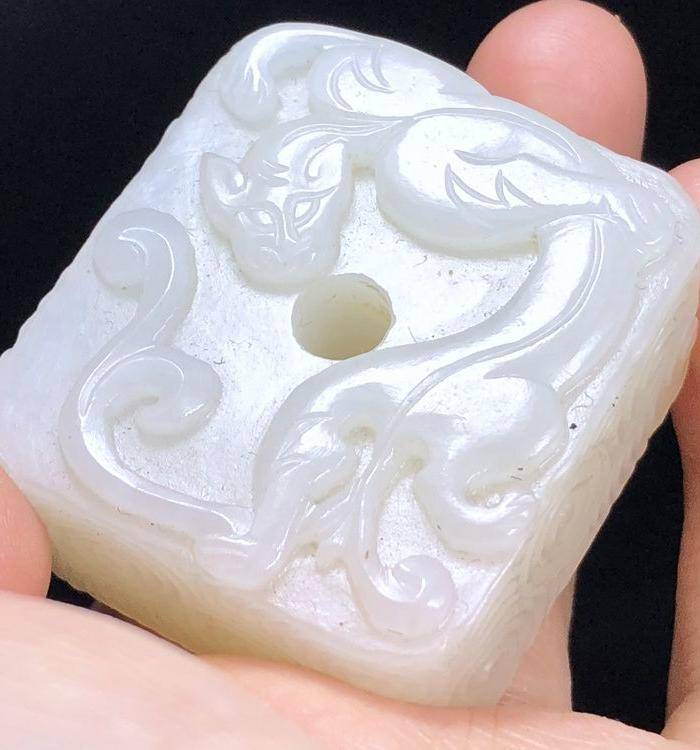 精品 台湾回流 收藏级清代老和田白玉高浮雕魑龙玉佩图10