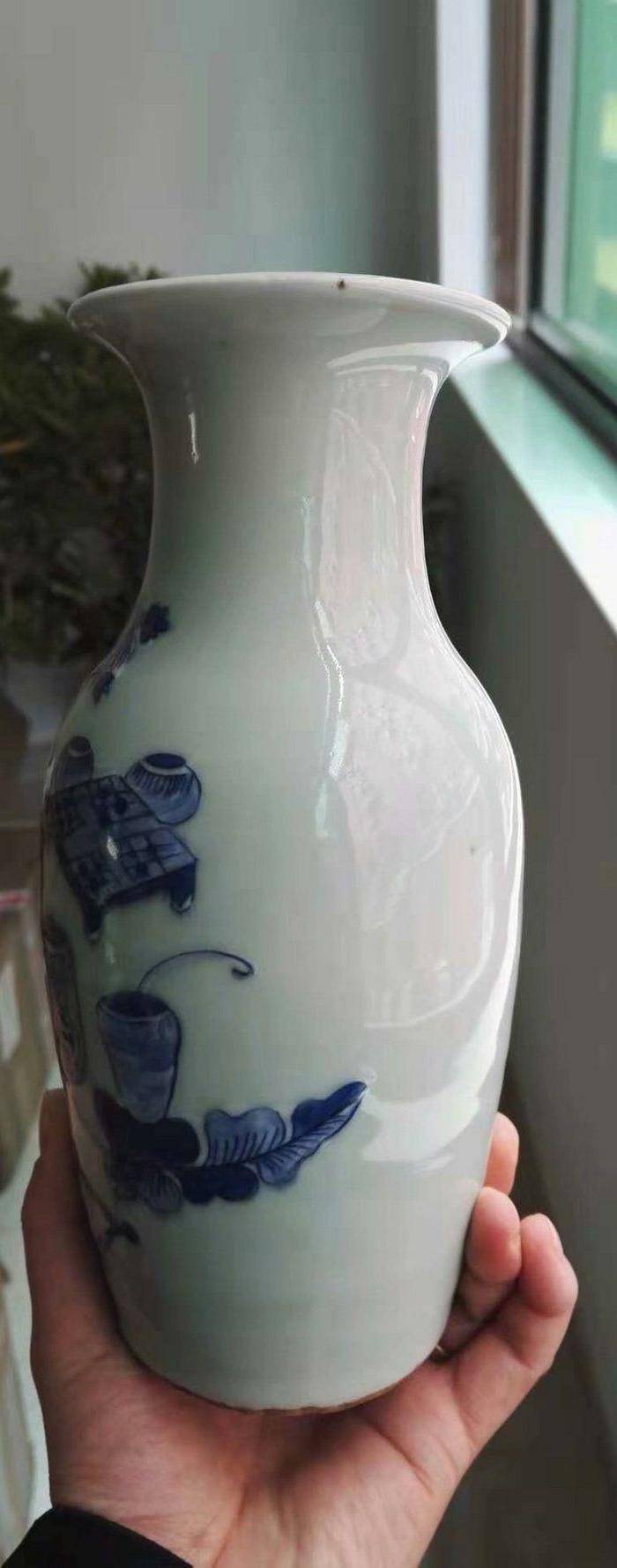 清中高加白博古花卉瓶图2