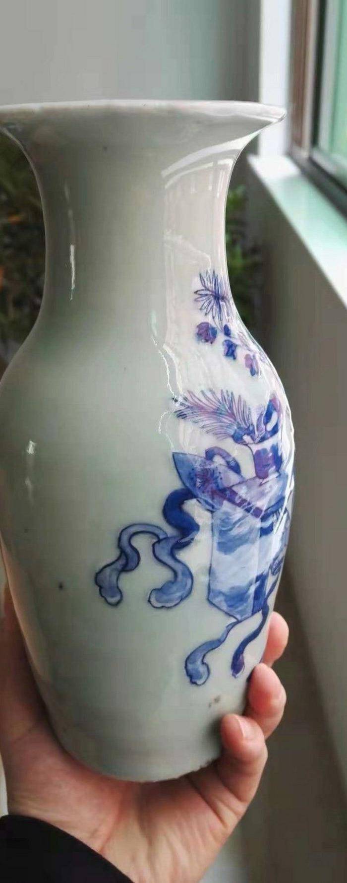 清中高加白博古花卉瓶图4